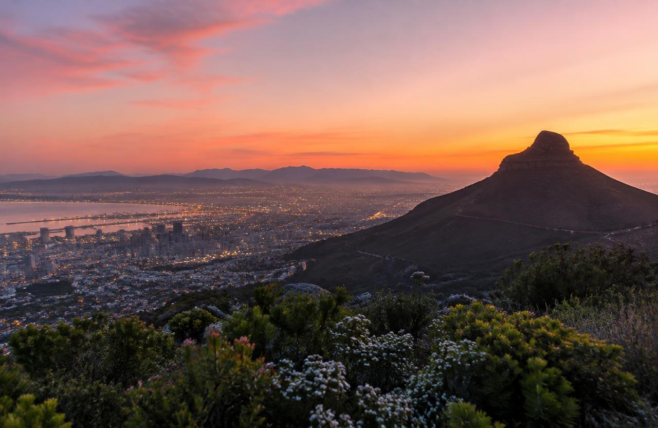 Eerste Lig: Signal Hill before the city wakes